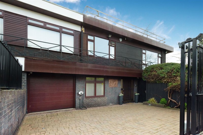 Exterior view of a contemporary two-storey house on West Heath Avenue, NW11, with a spacious driveway and modern design