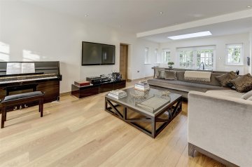 HAMPSTEAD WAY, HAMPSTEAD GARDEN SUBURB, NW11 NW11 7LS